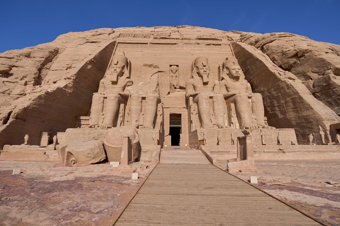 The Great Temple of Ramesses II at Abu Simbel, featuring four colossal seated statues carved into a rock cliff in southern Egypt.